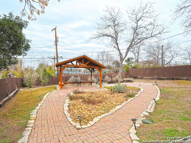Listing photo id 34 for 425 Parland Place  423