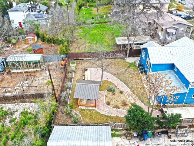 Listing photo id 36 for 425 Parland Place  423