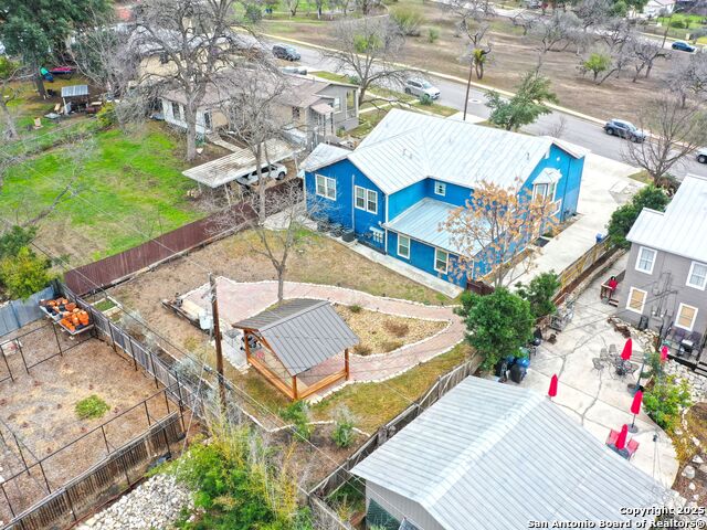 Listing photo id 37 for 425 Parland Place  423
