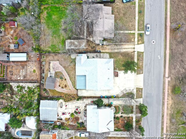 Listing photo id 39 for 425 Parland Place  423