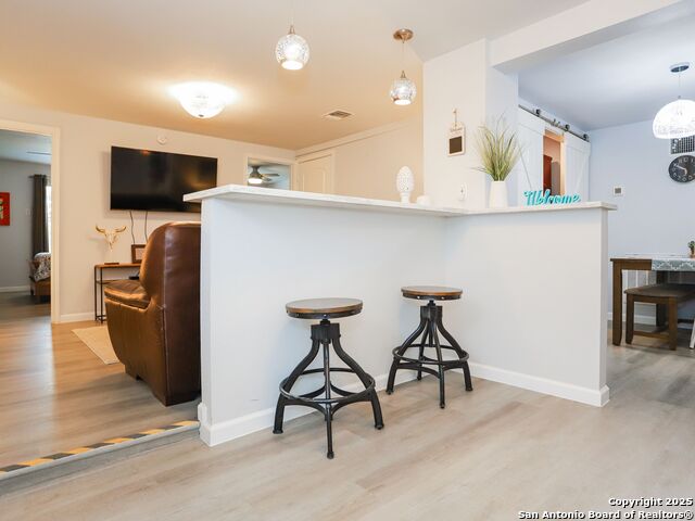 Listing photo id 4 for 425 Parland Place  423