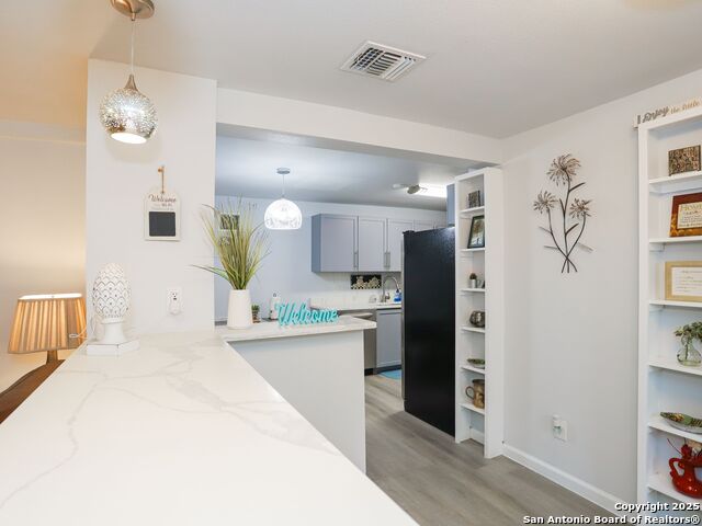 Listing photo id 5 for 425 Parland Place  423