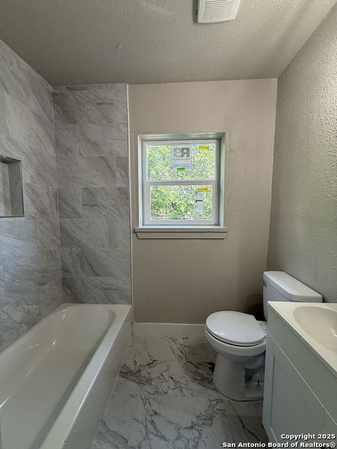 Listing photo id 10 for 1009 Canton  