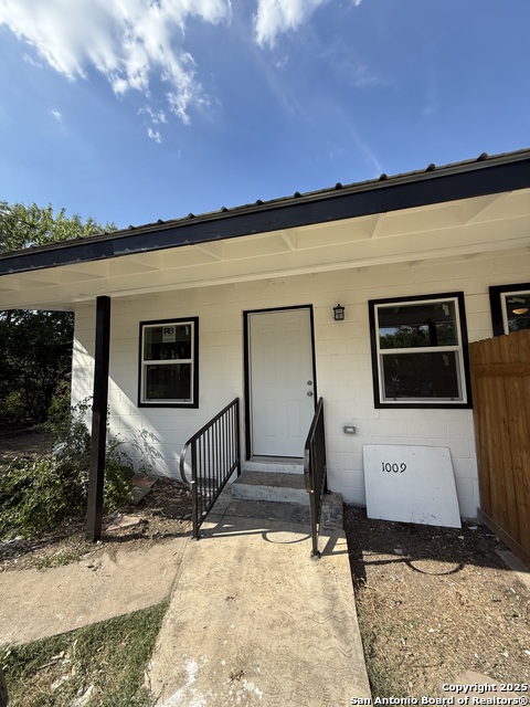 Listing photo id 0 for 1009 Canton  