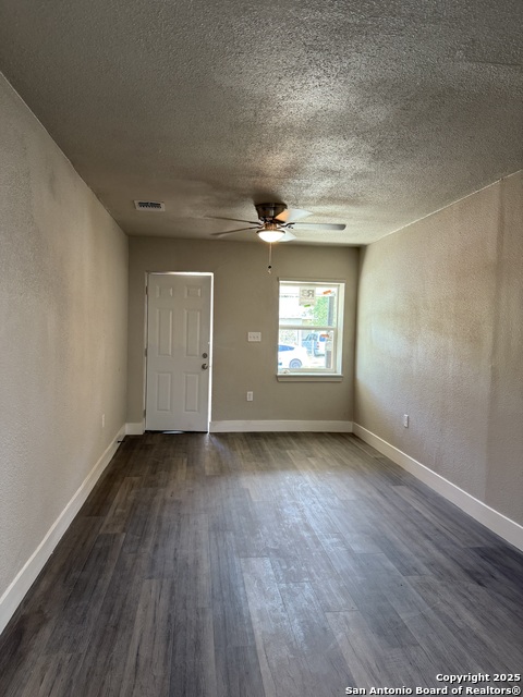 Listing photo id 2 for 1009 Canton  