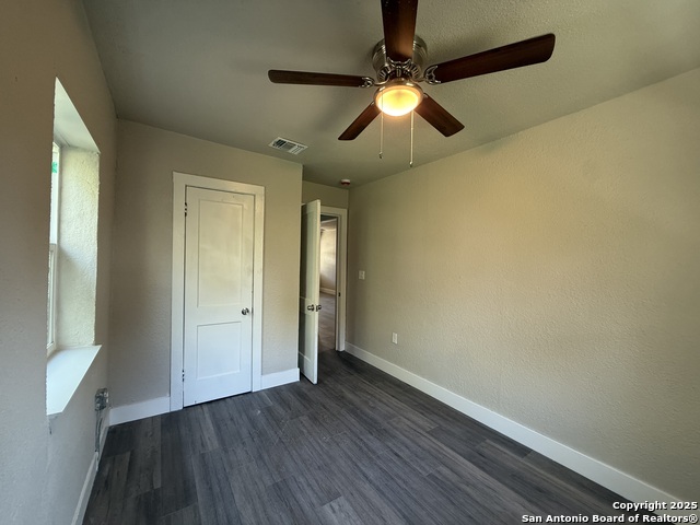 Listing photo id 6 for 1009 Canton  