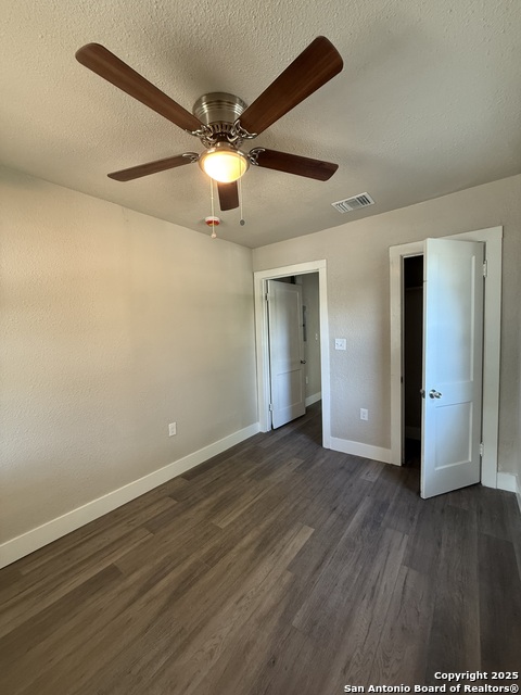 Listing photo id 7 for 1009 Canton  