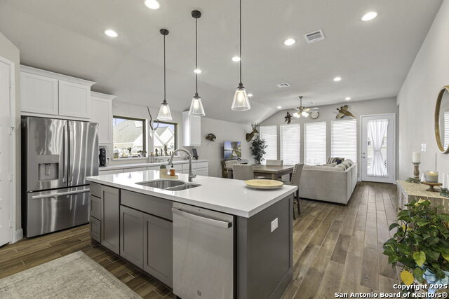 Listing photo id 9 for 1901 Creekview