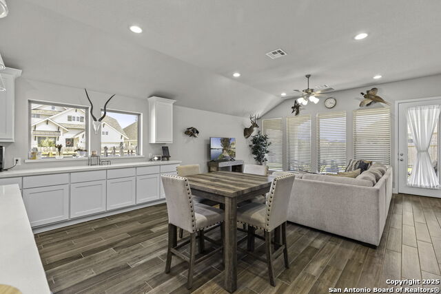 Listing photo id 14 for 1901 Creekview