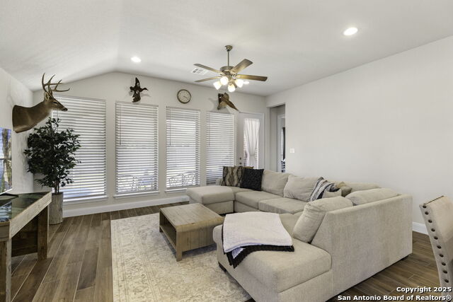 Listing photo id 15 for 1901 Creekview