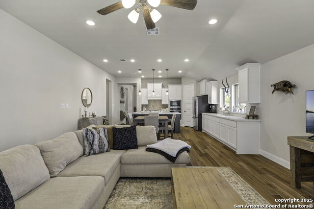 Listing photo id 17 for 1901 Creekview