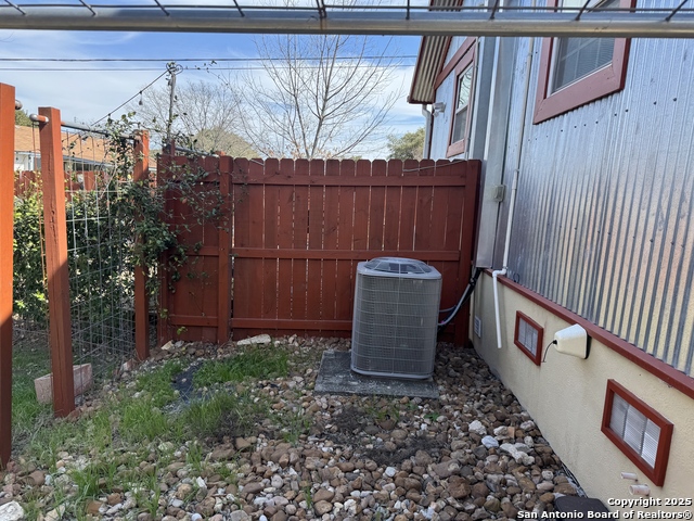 Listing photo id 8 for 401 Dora