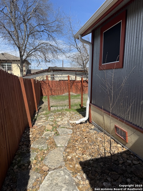 Listing photo id 9 for 401 Dora