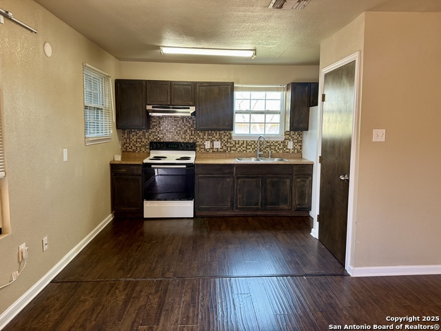 Listing photo id 0 for 401 Dora