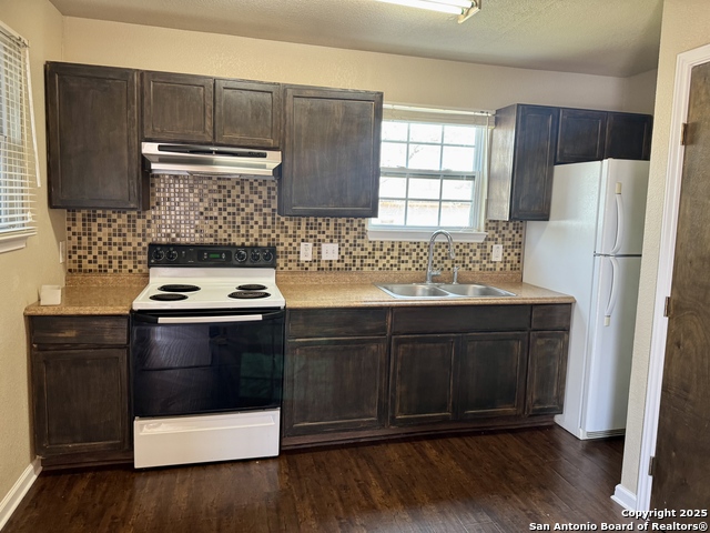 Listing photo id 1 for 401 Dora