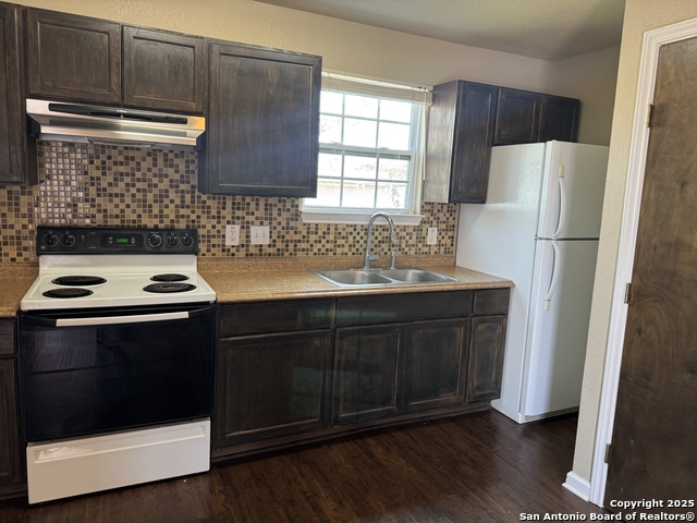 Listing photo id 2 for 401 Dora