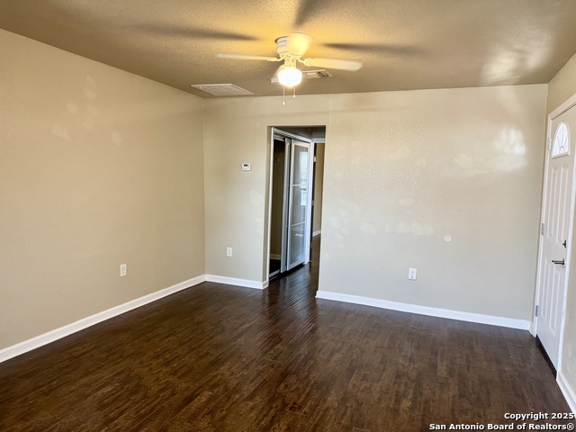 Listing photo id 4 for 401 Dora