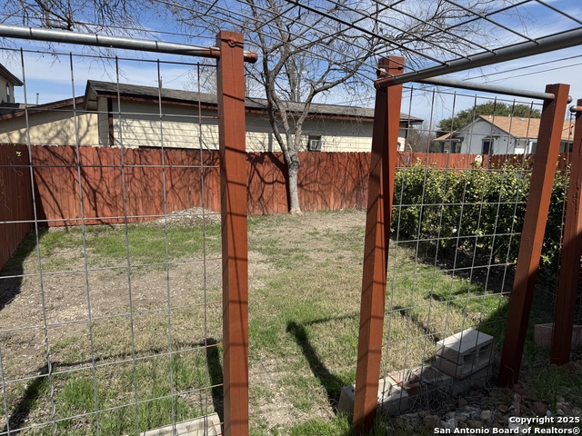 Listing photo id 7 for 401 Dora