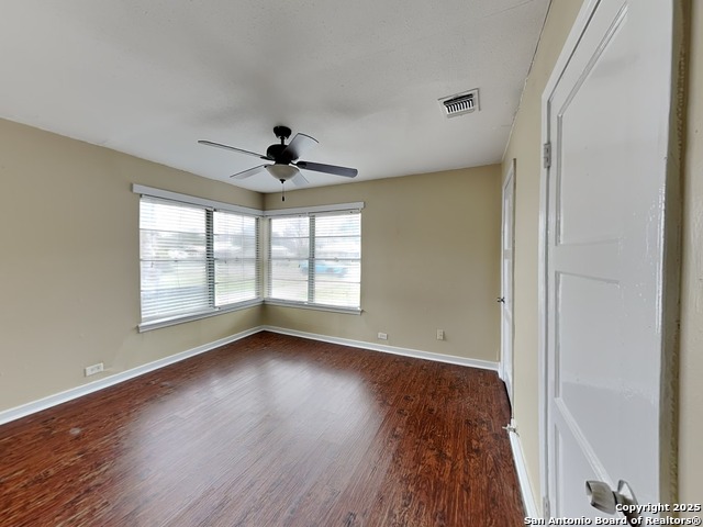Listing photo id 9 for 507 Sutton