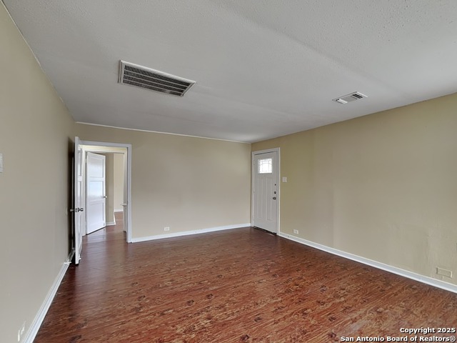 Listing photo id 2 for 507 Sutton
