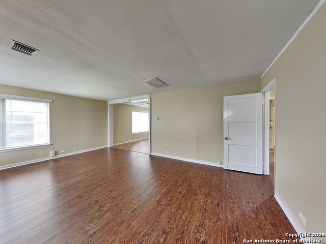 Listing photo id 3 for 507 Sutton
