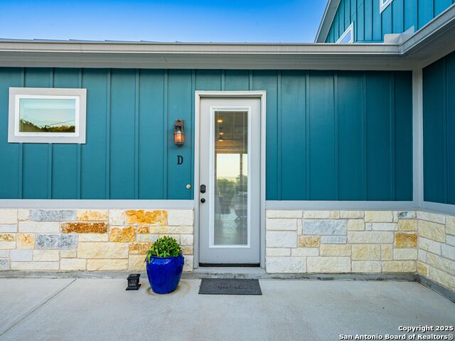 Image 18 of 74 For 554 Seven Falls Dr