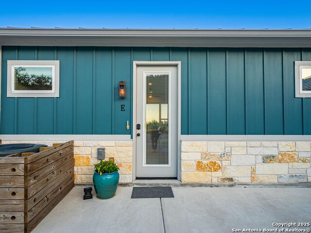 Image 19 of 74 For 554 Seven Falls Dr