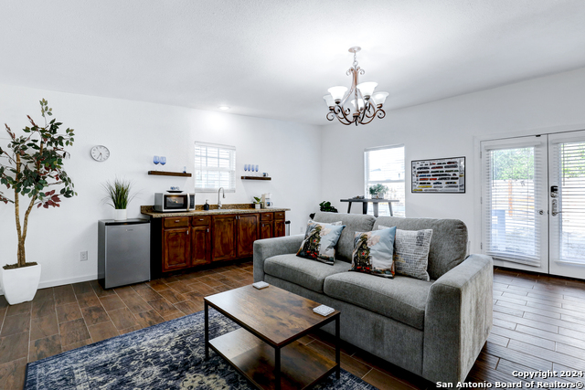 Image 3 of 7 For 1814 Interstate 35 N Casita