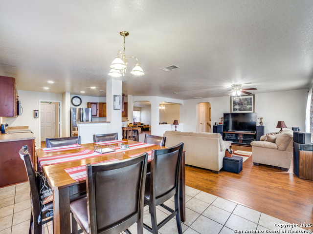 Listing photo id 8 for 212 Springtree Trail