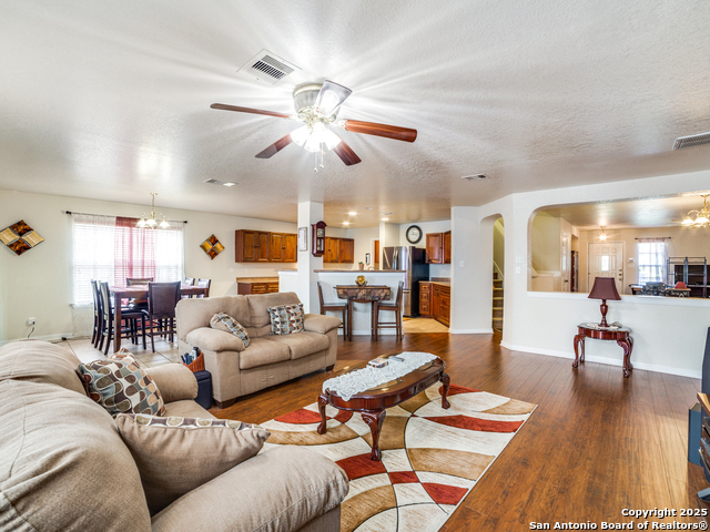Listing photo id 9 for 212 Springtree Trail