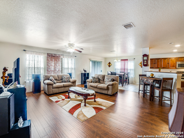 Listing photo id 10 for 212 Springtree Trail