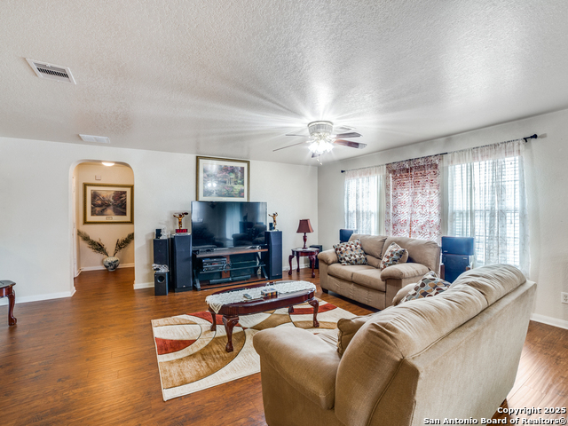 Listing photo id 11 for 212 Springtree Trail