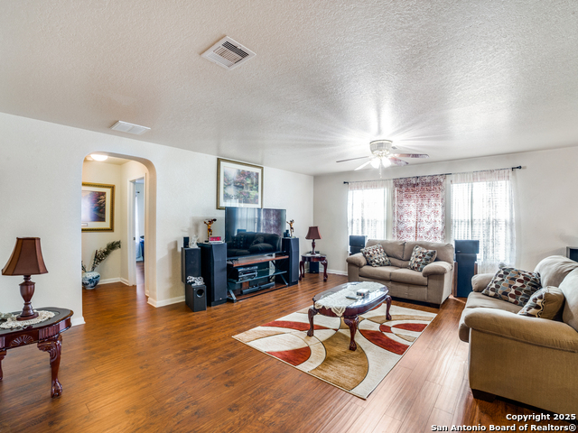 Listing photo id 12 for 212 Springtree Trail