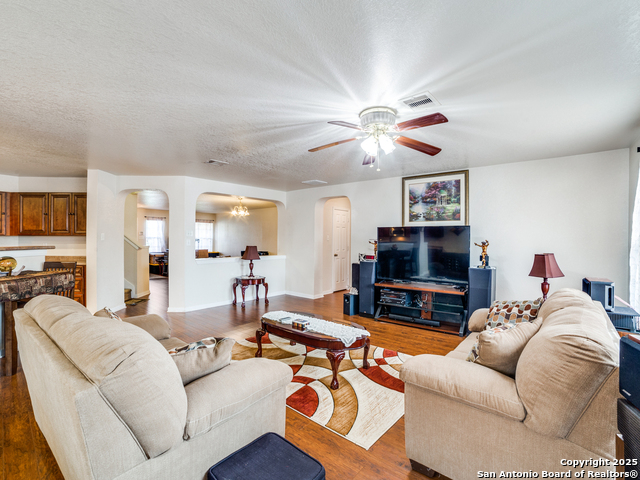 Listing photo id 13 for 212 Springtree Trail