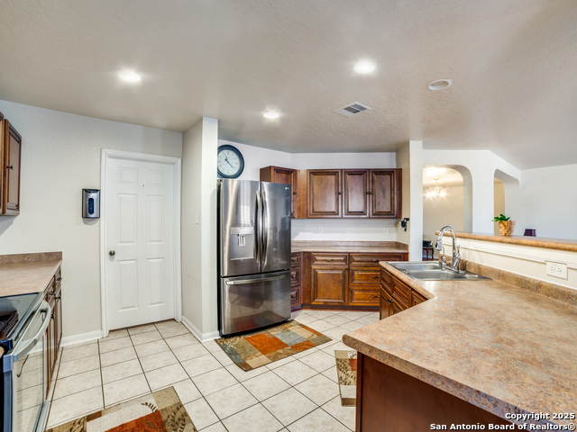 Listing photo id 4 for 212 Springtree Trail