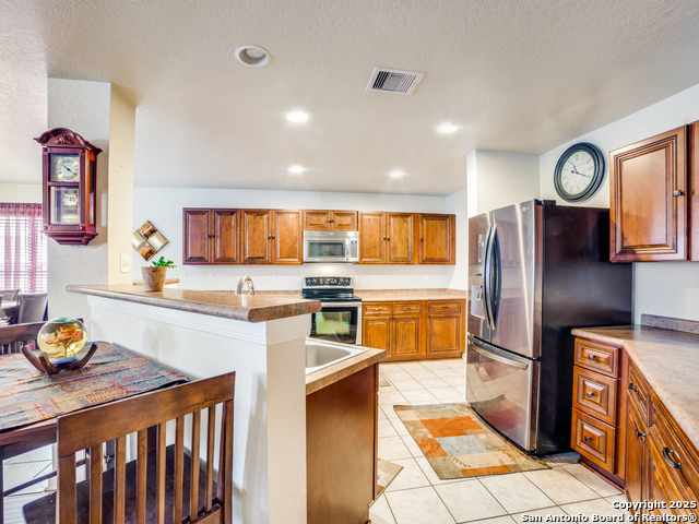 Listing photo id 5 for 212 Springtree Trail