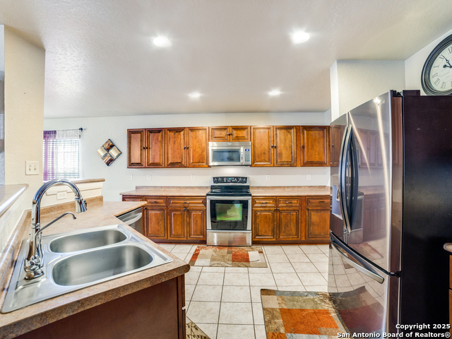 Listing photo id 6 for 212 Springtree Trail