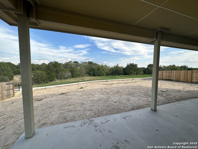 Listing photo id 3 for 301 Sawtooth Oak