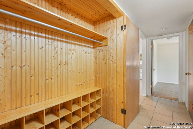 Listing photo id 13 for 6035 Sundance Lane