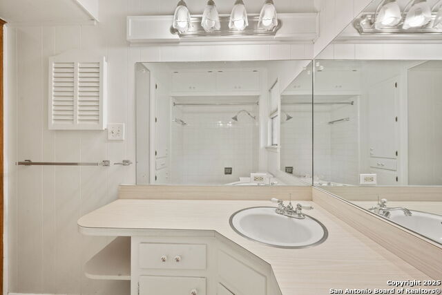 Listing photo id 20 for 6035 Sundance Lane