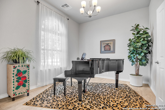 Listing photo id 2 for 3051 Blenheim