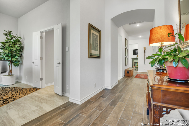 Listing photo id 3 for 3051 Blenheim