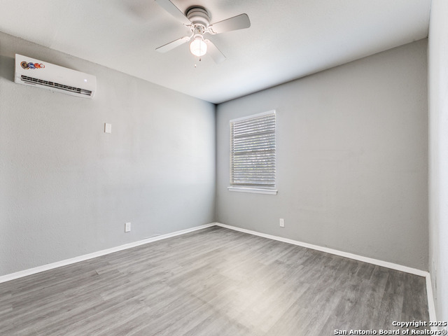 Image 27 of 36 For 5830 Castle Yard