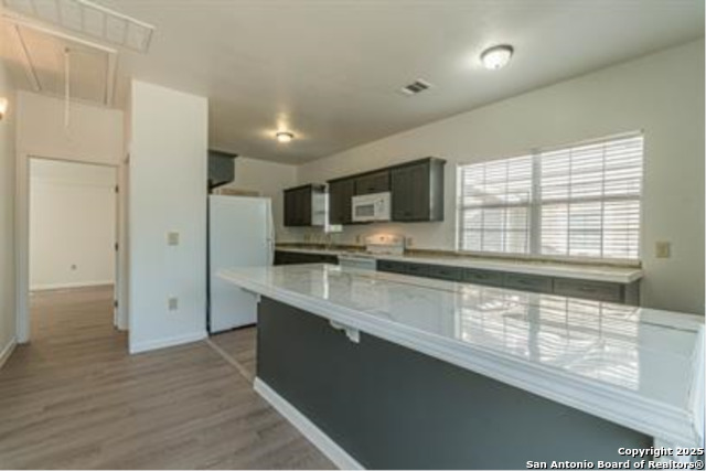 Image 3 of 30 For 2407 New Braunfels S
