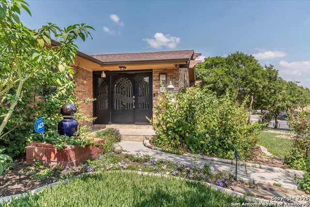 Listing photo id 1 for 9207 Whitehall