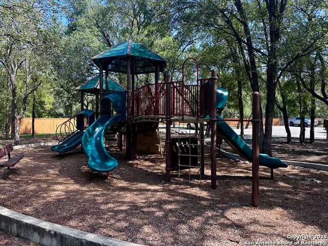 Listing photo id 29 for 8281 Assumption