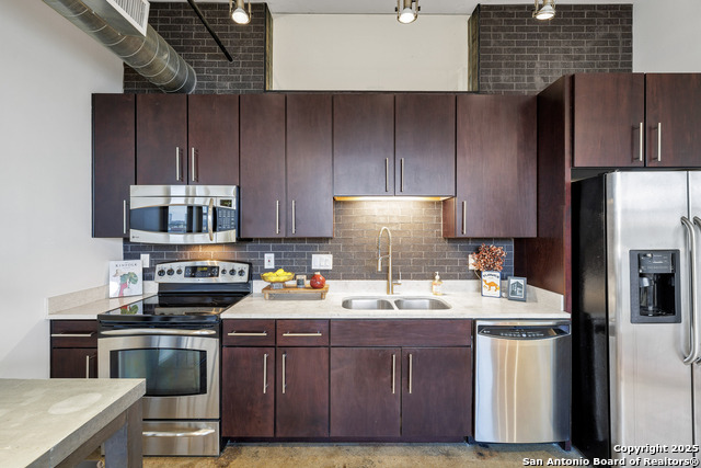 Listing photo id 8 for 831 Flores St S 2310