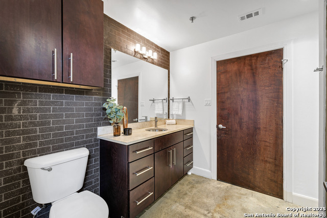 Listing photo id 15 for 831 Flores St S 2310