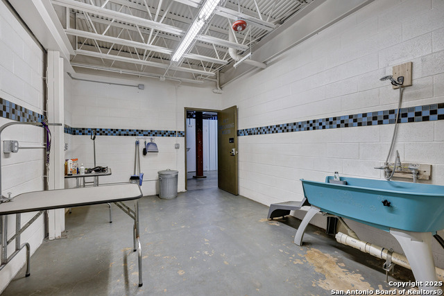 Listing photo id 28 for 831 Flores St S 2310