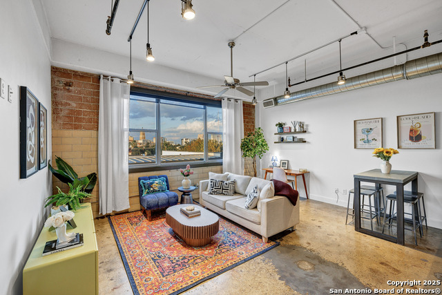 Listing photo id 2 for 831 Flores St S 2310
